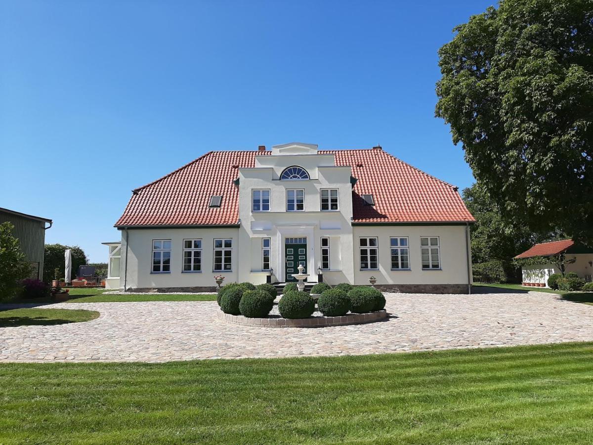 Gutshaus Neu Farpen Hotel Neuburg  ภายนอก รูปภาพ